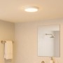 Weiße, runde Brilliant LED-Deckenleuchte Varano (Ø 37,5 cm) im Badezimmer.