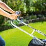 LUX-TOOLS Benzin-Rasenmäher B-RM-51-A B in Nutzung: Mann schiebt Rasenmäher über grünen Rasen.