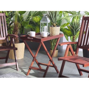 Beliani Gartentisch TOSCANA, dunkelrot, Akazienholz, klappbar, mit zwei Tassen dekoriert.