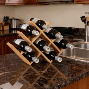 Weinregal aus Bambus für 8 Flaschen, stehend in der Küche.