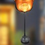 Rostfarbene Globo LED Solarleuchte in Flammenform, 93,5 cm hoch, für stimmungsvolle Gartenbeleuchtung.