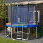 SPORTNOW Trampolin mit mehrfarbiger Randabdeckung und Sicherheitsnetz im Garten.