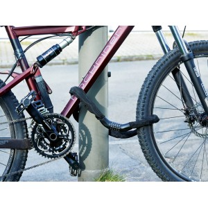 Fahrrad mit OBI Gliederkettenschloss (120 cm) an Laterne gesichert.