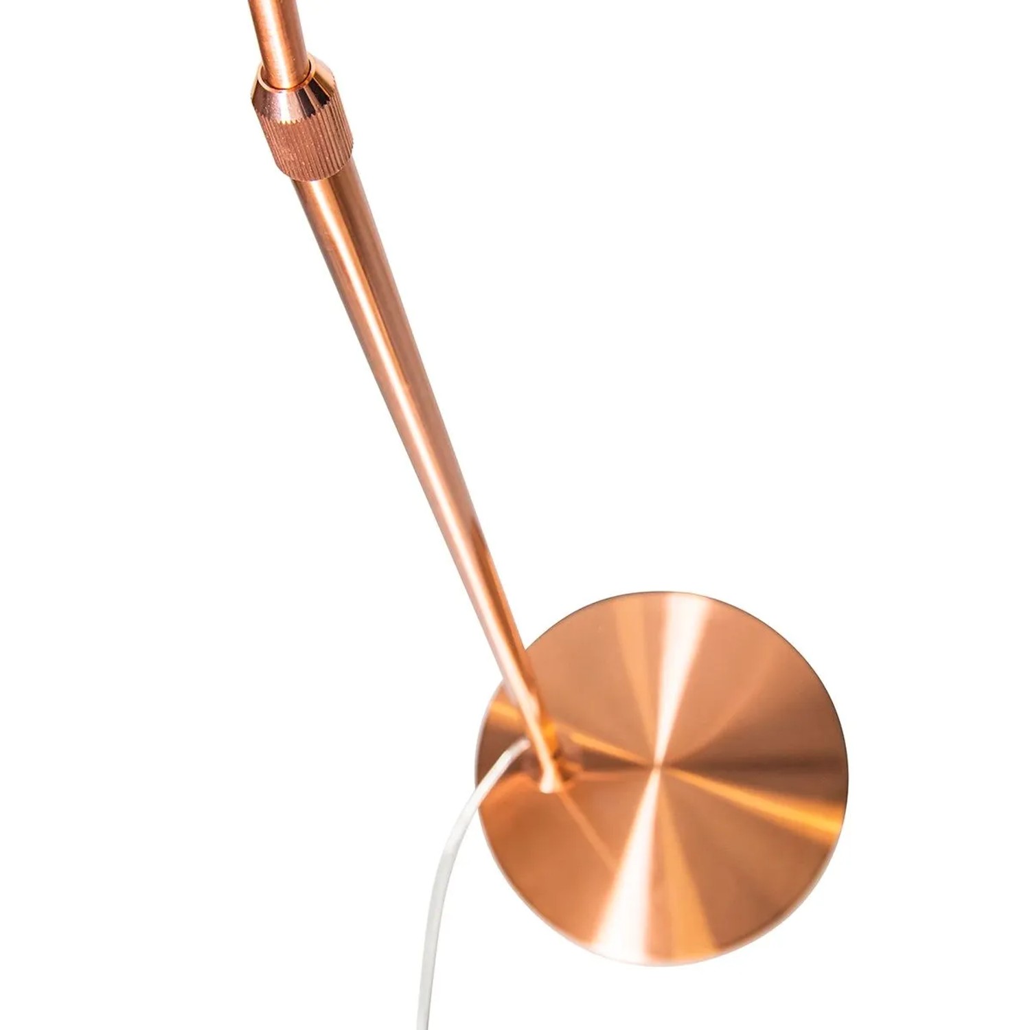 Detailaufnahme der modernen Bogenlampe Arc Basic von QAZQA mit Kupferfuß.