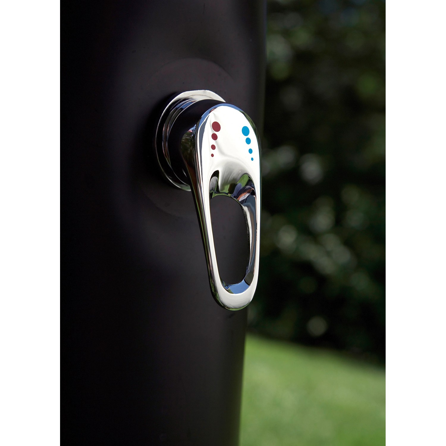 Detailaufnahme: Einhebelmischer der Steinbach Solardusche Speed Shower, 20 l Fassungsvermögen.