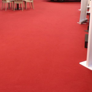 Roter Primaflor Eventteppich Podium Musterstück, ideal für Messen und Events.
