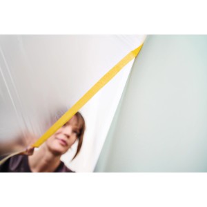 Tesa Easy Cover Abdeckfolie mit Klebeband im Spender für saubere Farbkanten.