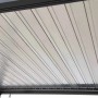 Detailansicht der verstellbaren Lamellen der Sunjoy Multi-Pergola Matterhorn in Anthrazit.