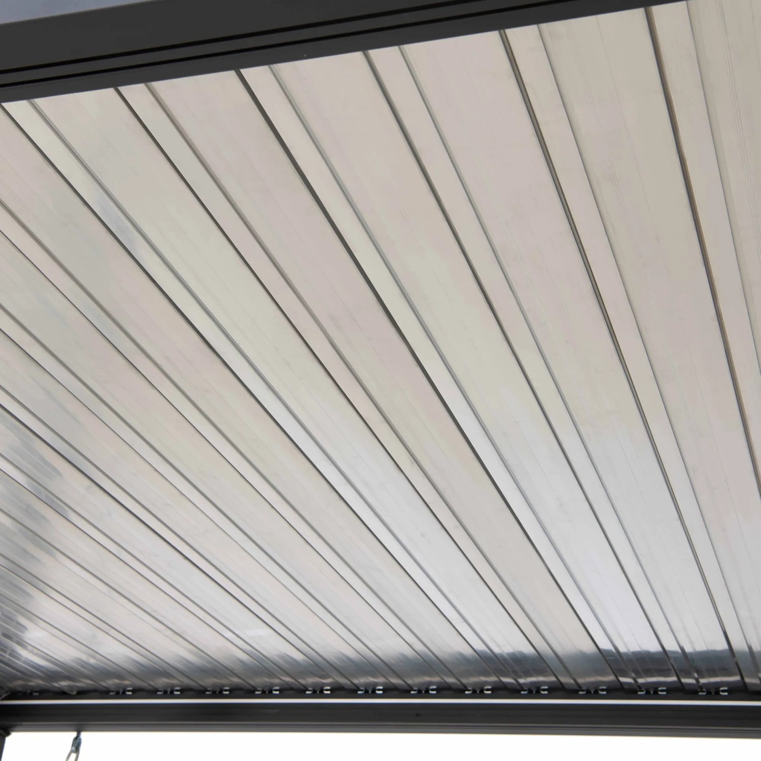 Detailansicht der verstellbaren Lamellen der Sunjoy Multi-Pergola Matterhorn in Anthrazit.