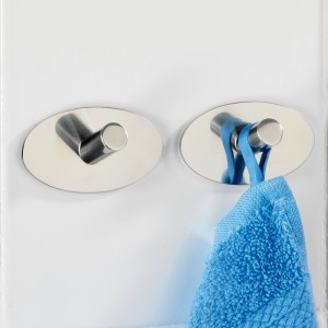 Wenko Wandhaken Piceno, 2er-Set, selbstklebend, Edelstahl glänzend. Handtuch hängt an einem Haken.