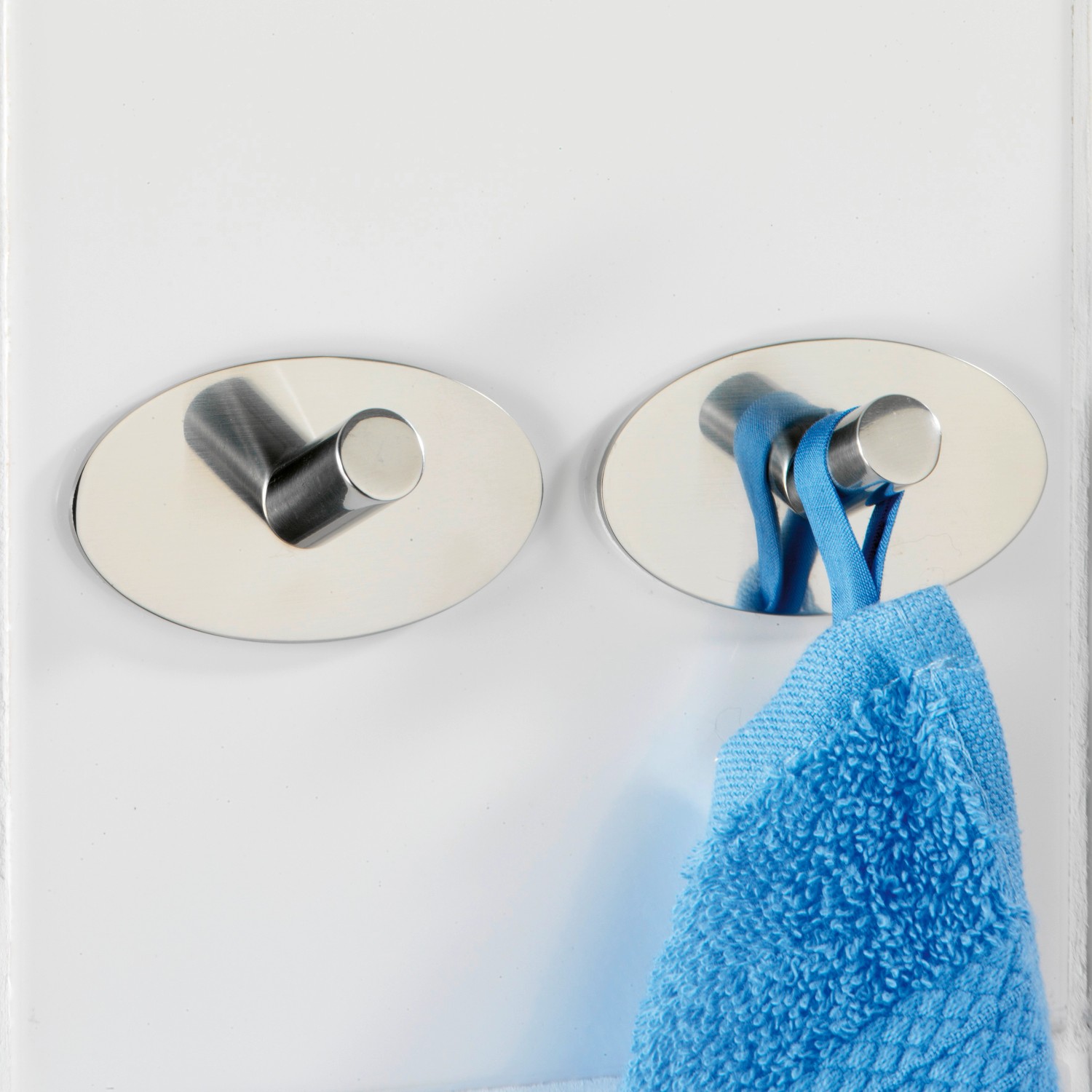 Wenko Wandhaken Piceno, 2er-Set, selbstklebend, Edelstahl glänzend. Handtuch hängt an einem Haken.