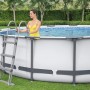 Bestway Stahlrahmenpool Set, Ø 457 cm, mit Leiter und Frau im Pool.