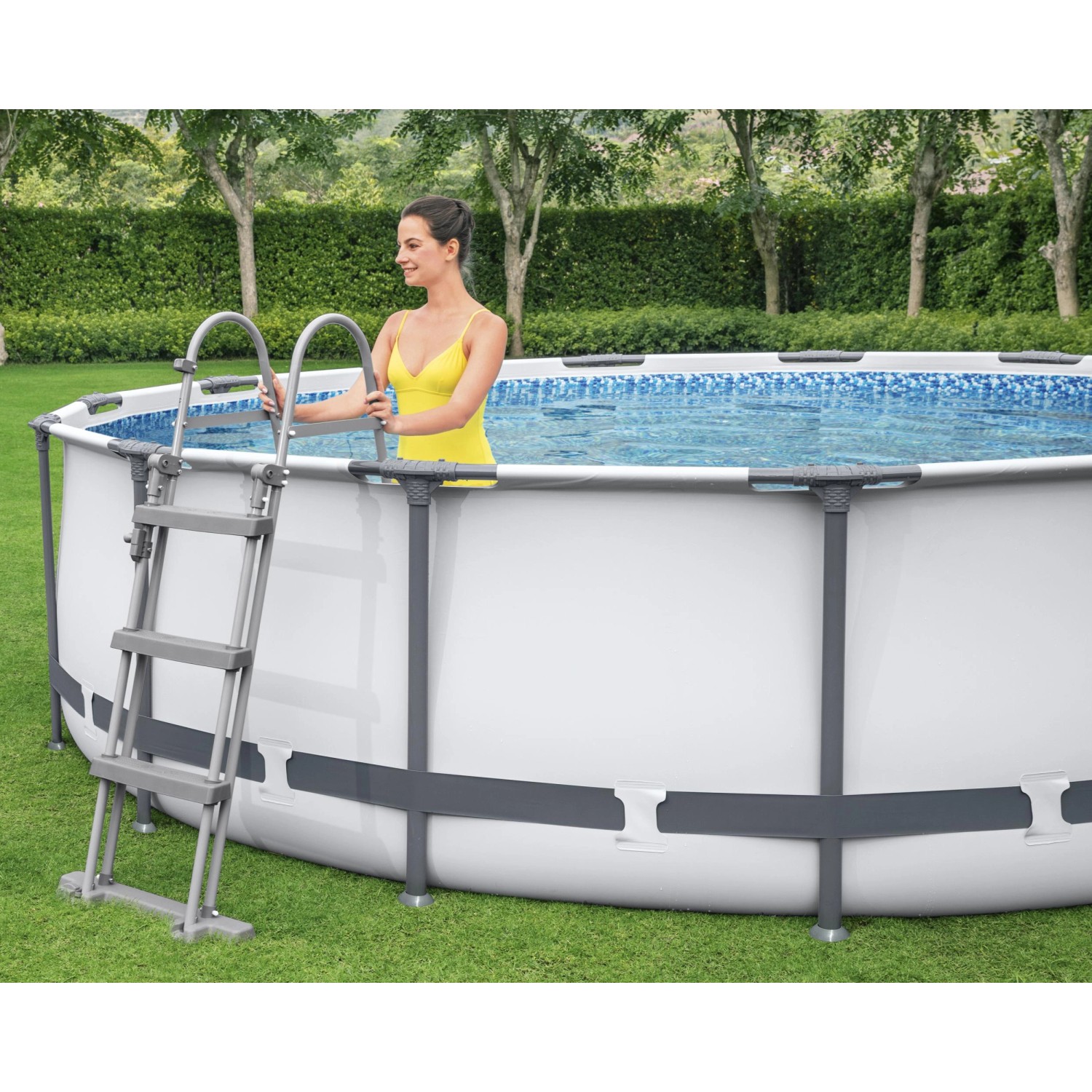 Bestway Stahlrahmenpool Set, Ø 457 cm, mit Leiter und Frau im Pool.
