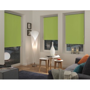 Gardinia EasyFix Thermo Rollo, 90x210 cm, Apfelgrün, im Wohnraum mit Couch und Fenstern.