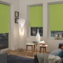 Gardinia EasyFix Thermo Rollo, 90x210 cm, Apfelgrün, im Wohnraum mit Couch und Fenstern.