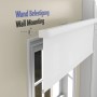 Weißes Tageslicht-Rollo zur Wandmontage über einem Fenster. Zeigt Befestigung mit Bohren für Sichtschutz.
