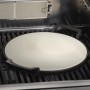 Enders Pizzastein Switch Grid auf Grillrost, Keramik Pizzastein mit Griffen.