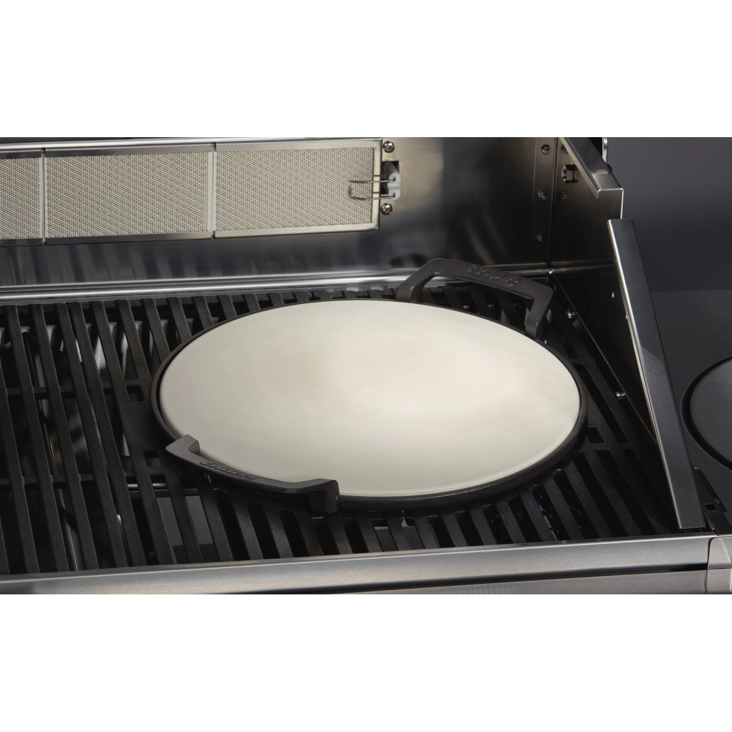 Enders Pizzastein Switch Grid auf Grillrost, Keramik Pizzastein mit Griffen.