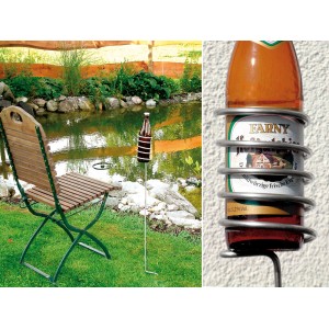 Getränkeflaschenhalter aus Metall im Garten, neben einem Teich und einem Stuhl.