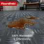 Dunkelgrauer PVC-Bodenbelag in Riffelblech-Optik mit Flüssigkeit, wasser- und ölbeständig.
