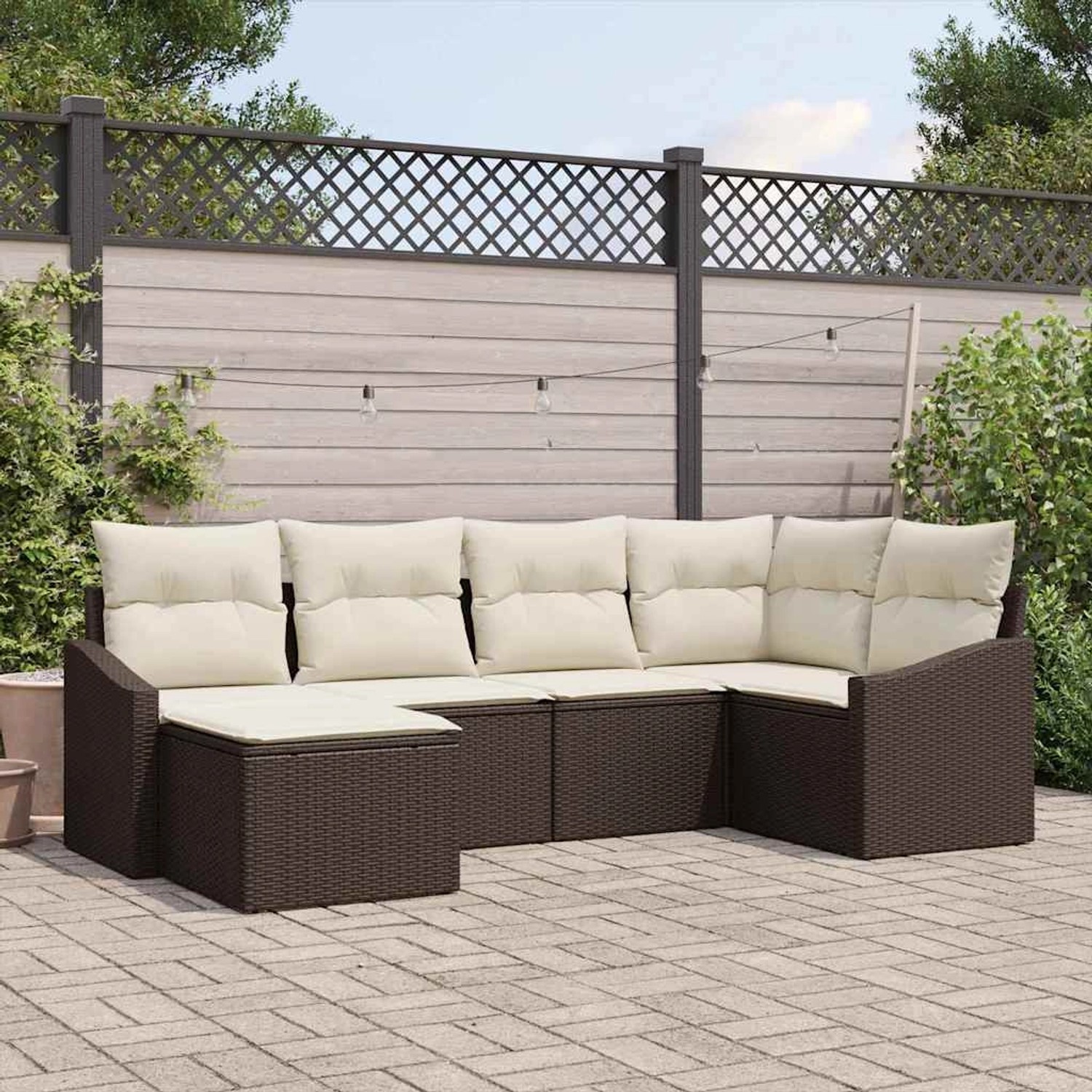 Braunes 6-teiliges Garten-Sofa-Set aus Poly Rattan mit beigen Kissen für Terrasse und Garten.