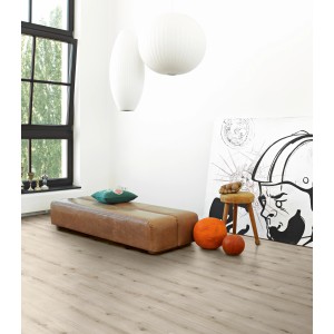 Heller Parador Designboden Modular One Eiche Urban Weiß gekälkt im Wohnraum.