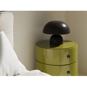 Schwarze Vente-unique Tischlampe Sidney in Pilzform auf grünem Nachttisch. Moderne Innenleuchte aus Metall.