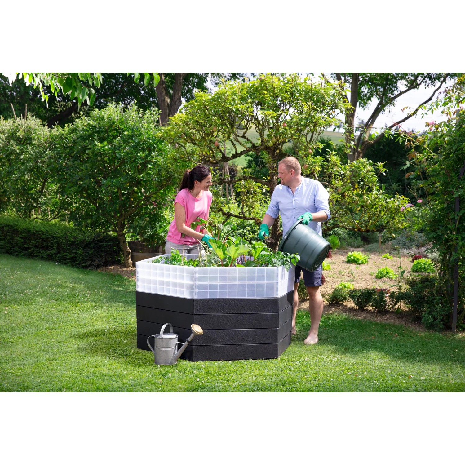 Garantia Hochbeet Ergo Turbo XL 75 Stone im Garten mit Personen beim Bepflanzen.