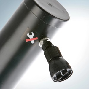 Detailaufnahme der schwarzen Gre PVC-Solardusche (25 l) mit Brausekopf.