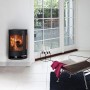 Aduro 9.4 Kaminofen, Stahl schwarz, 6 kW, mit Automatik im Wohnraum mit brennendem Feuer.