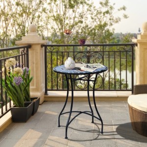 Runder Outsunny Gartentisch mit blau-weißem Mosaik und schwarzem Metallgestell auf einer Terrasse.