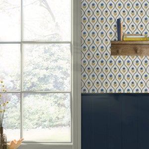 Mehrfarbige Joules Vliestapete Trellis Floral mit blau-gelbem Blumenmuster und grünen Ranken.