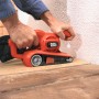 Black+Decker Bandschleifer KA86 in Aktion beim Schleifen von Holz.