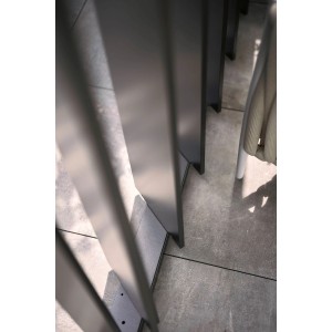 Detailaufnahme: Biohort Lamellenseitenwand in Dunkelgrau-Metallic für Terrassenüberdachung.
