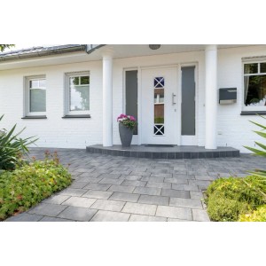 Graue Diephaus Mika Pflastersteine als Gartenweg vor einem Haus. Beschichtet, robust für Terrassen & Einfahrten.