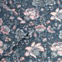 Laura Ashley Vliestapete Portia Dark Seaspray mit floralem Paisley-Muster in Dunkelblau, Rosa und Grau.