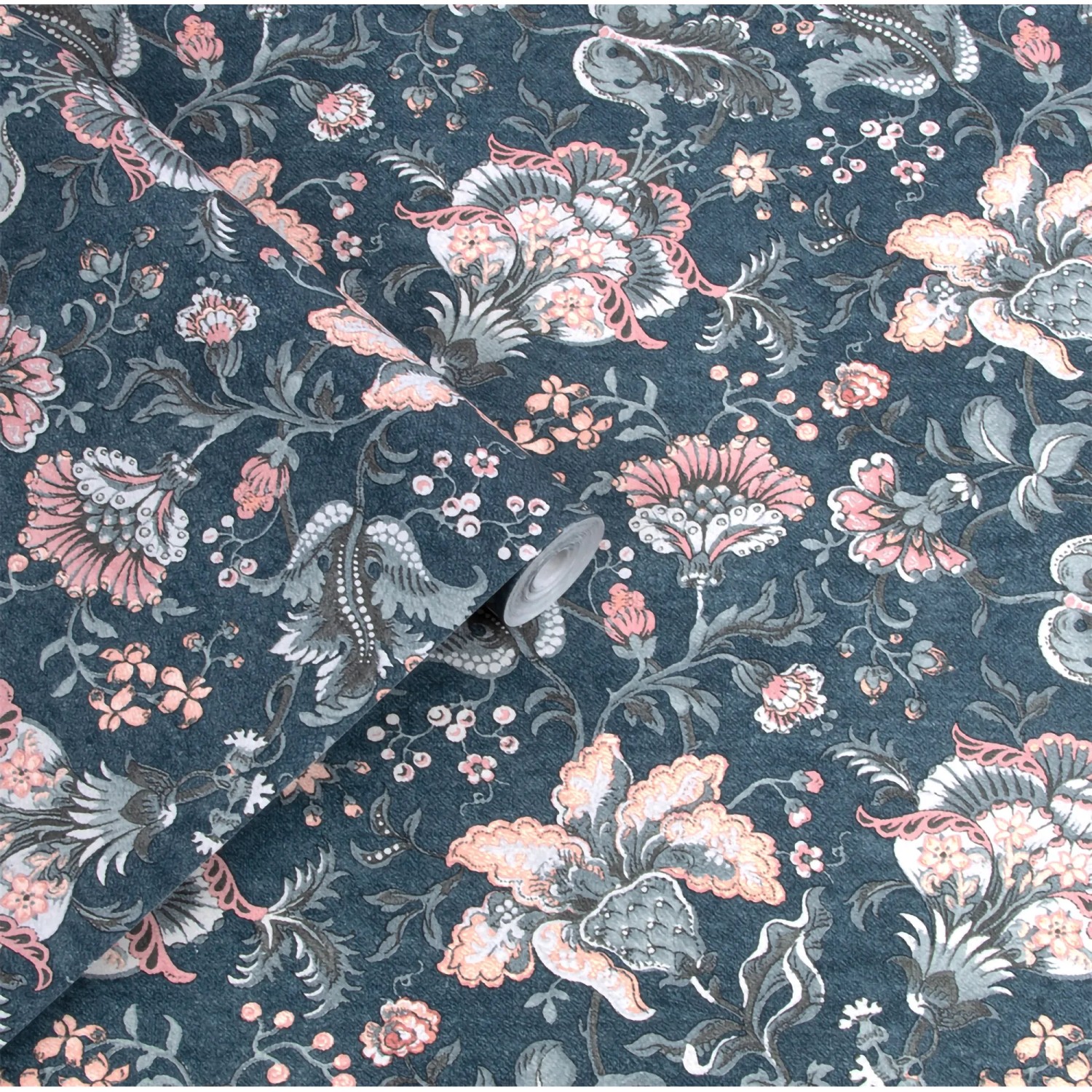 Laura Ashley Vliestapete Portia Dark Seaspray mit floralem Paisley-Muster in Dunkelblau, Rosa und Grau.