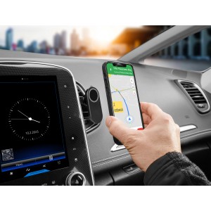 Eufab Kfz-Smartphone Halterung magnetisch am Lüftungsgitter im Auto mit Handy in Hand.