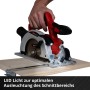Einhell Akku-Handkreissäge TE-CS 18/150 Li Solo beim Sägen von Holz mit LED-Beleuchtung.