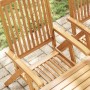 Zwei klappbare Gartenstühle aus geöltem Akazienholz auf einer Terrasse. Robustes Massivholz für den Außenbereich.
