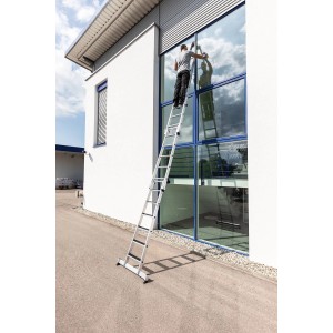 Alu Stufen-Glasreinigerleiter mit Traverse und Clip-Step R13, 2 Stufen, im Einsatz bei Fensterreinigung.