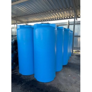 Blauer KMND 1000L Trinkwasser Wassertank aus Polyethylen, ideal für die Gartenbewässerung.