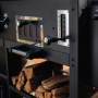 Detailaufnahme des Jamestown Kombigrill Drake: Bedienelemente und Holzscheite im Ablagefach.
