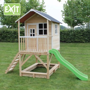 EXIT Loft 500 Holzspielhaus naturel mit Rutsche, Sandkasten und Leiter im Garten.