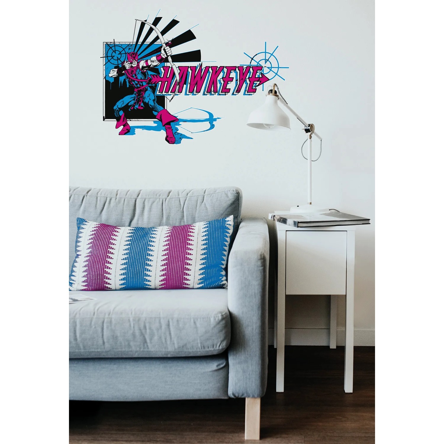 Komar Wandtattoo Hawkeye Classic (50x70 cm) an Wohnzimmerwand über Sofa.