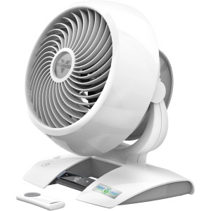 Weißer Vornado 5303DC Tischventilator mit Fernbedienung für mittlere Räume.