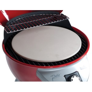 Char-Broil Pizzastein aus Keramik auf einem Grill. Grillutensil für knusprige Pizza.