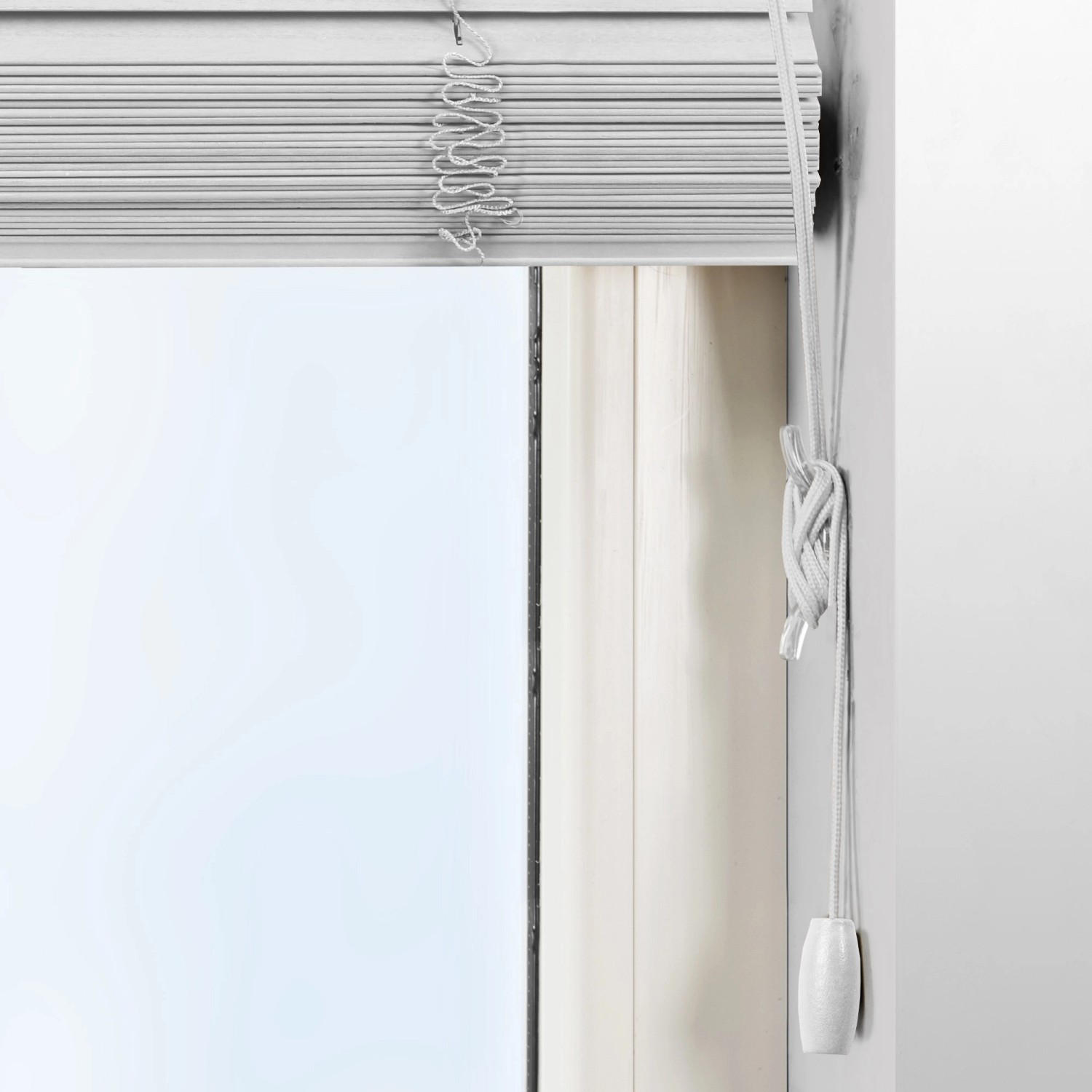 Weiße Sol Royal Holzjalousie SolDecor JH3 (B90xH160 cm) am Fenster mit Zugschnüren.