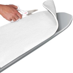 Leifheit Bügeltisch-Polsterung, weiße Molton-Auflage wird mit Schere zugeschnitten.
