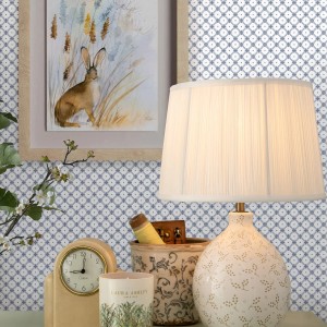 Laura Ashley Vliestapete Wickerwork Dark Seaspray Blue mit blauem Gittermuster.